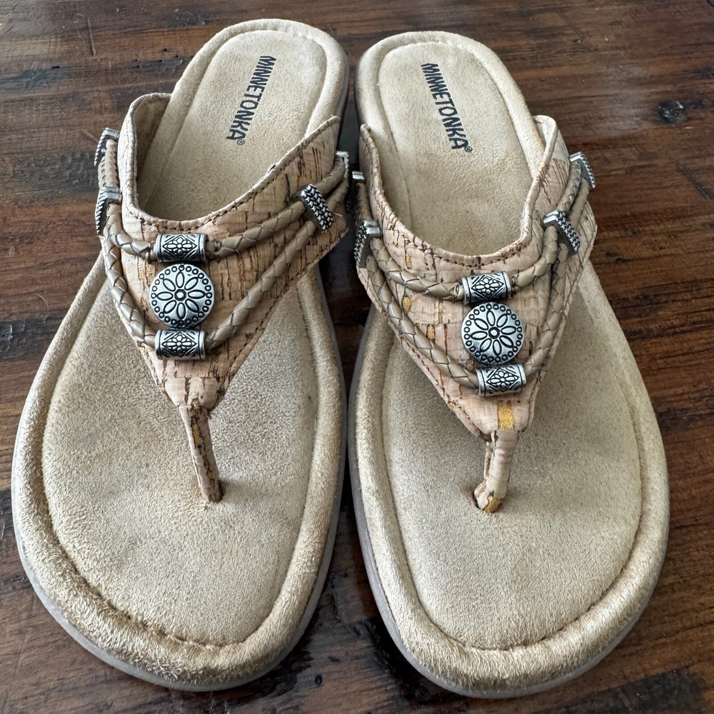 Minnetonka Slip On Sandal Beige Women's Size 8 Silver Tone Metal Accents